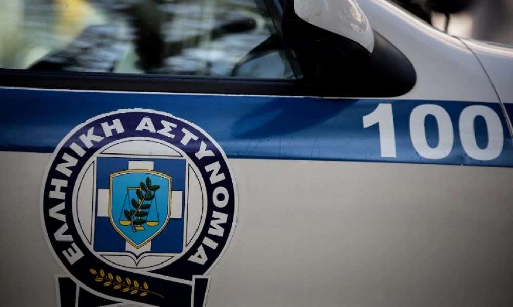 Θεσσαλονίκη: Απείλησαν άτομο με μαχαίρι και έσπασαν βιτρίνες